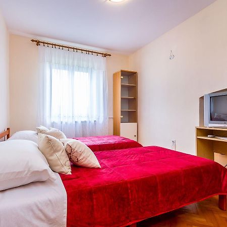 Ferienwohnung Mit Wlan, Klima, Parkplatz, Grill Und Grossem Garten Zum Fussball Spielen Gajana Екстериор снимка