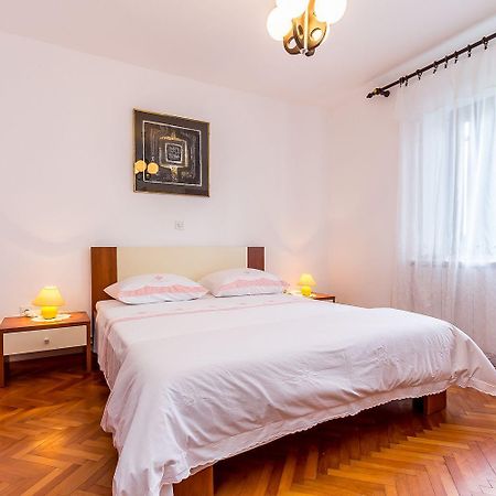 Ferienwohnung Mit Wlan, Klima, Parkplatz, Grill Und Grossem Garten Zum Fussball Spielen Gajana Екстериор снимка
