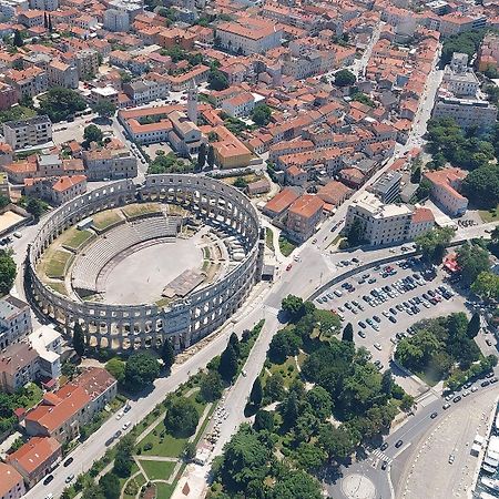Ferienwohnung Mit Wlan, Klima, Parkplatz, Grill Und Grossem Garten Zum Fussball Spielen Gajana Екстериор снимка