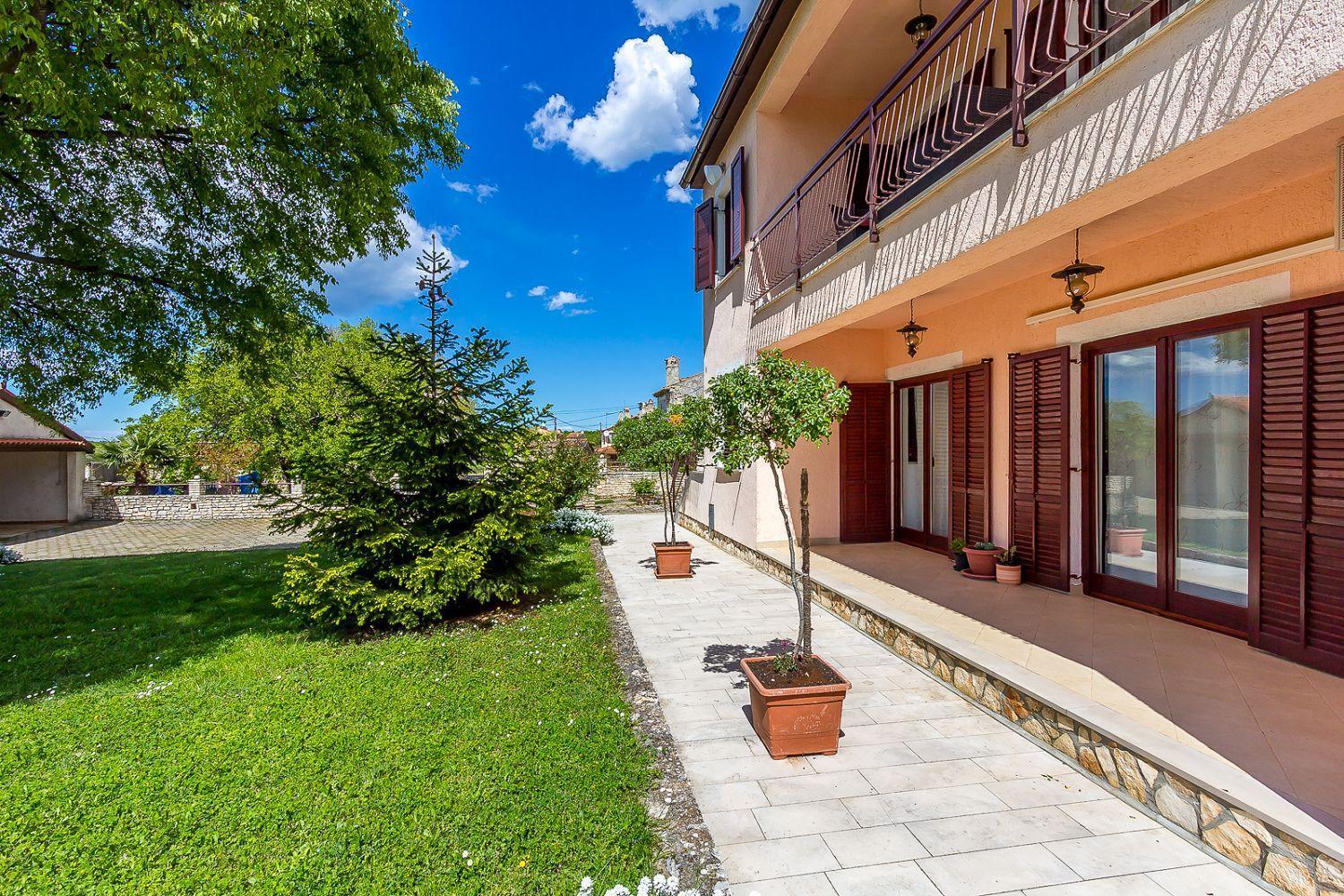 Ferienwohnung Mit Wlan, Klima, Parkplatz, Grill Und Grossem Garten Zum Fussball Spielen Gajana Екстериор снимка