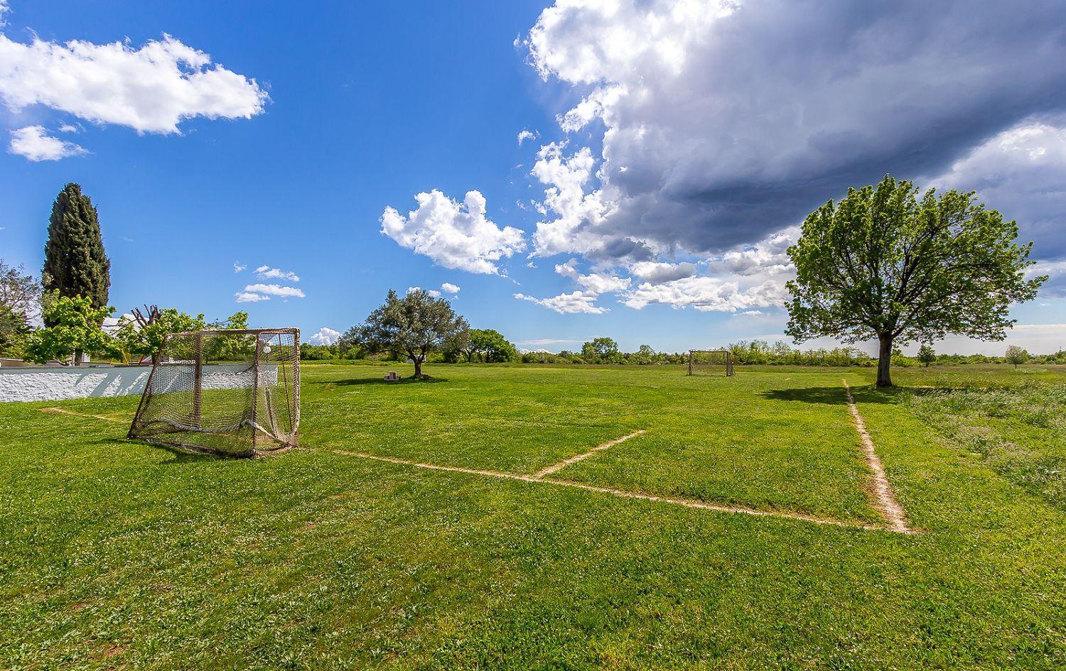Ferienwohnung Mit Wlan, Klima, Parkplatz, Grill Und Grossem Garten Zum Fussball Spielen Gajana Екстериор снимка